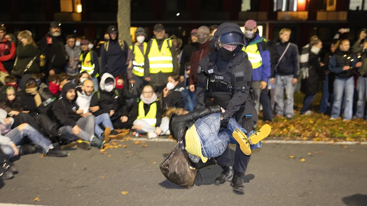Jena (Thüringen): Vier Polizisten bei Anti-Höcke-Protest verletzt
