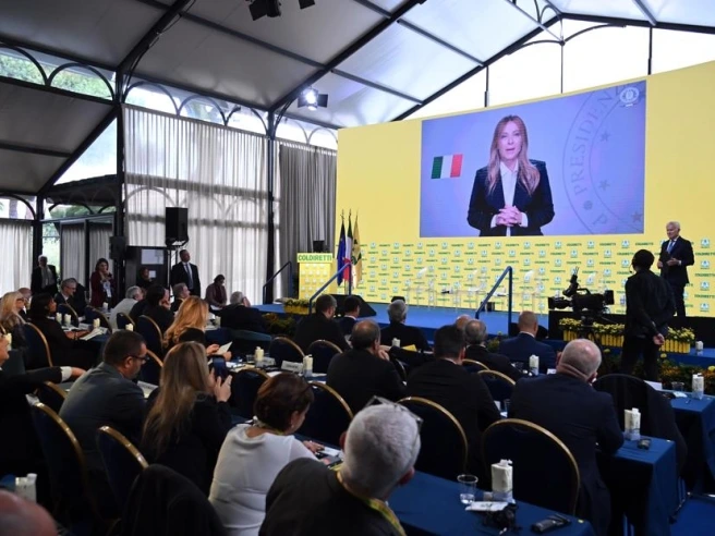 Autotrasporto, nei negozi scaffali vuoti. Oggi il decreto con gli aiuti: «Ma si rispettino le regole»