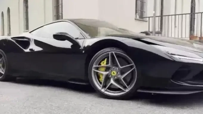 Ferrari und 600.000 Euro beschlagnahmt: Italiener fuhr trotz 780.000 Euro Schulden Luxus-Auto