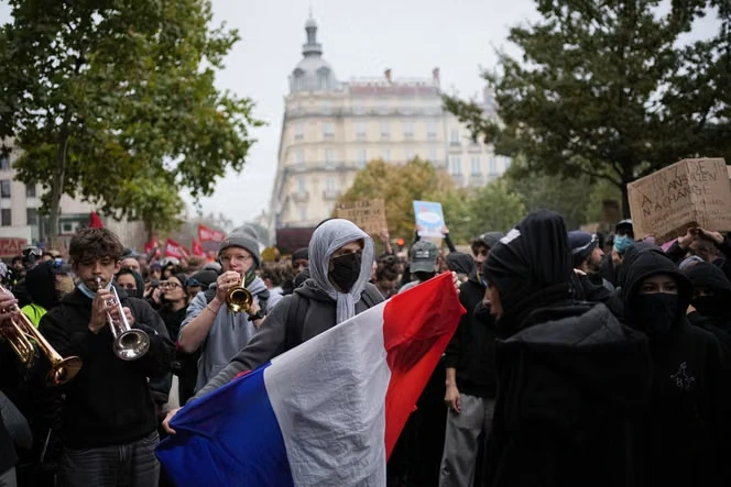 Mobilisation du 17 octobre : à Lyon, l’office du tourisme incendié au cours d’une journée chaotique